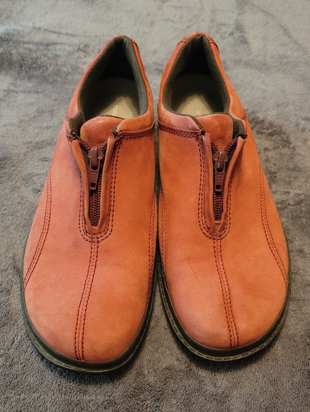EUC. Easyspirit Women's Casual Suede Zip Front Slip-On Shoes. Size 8.